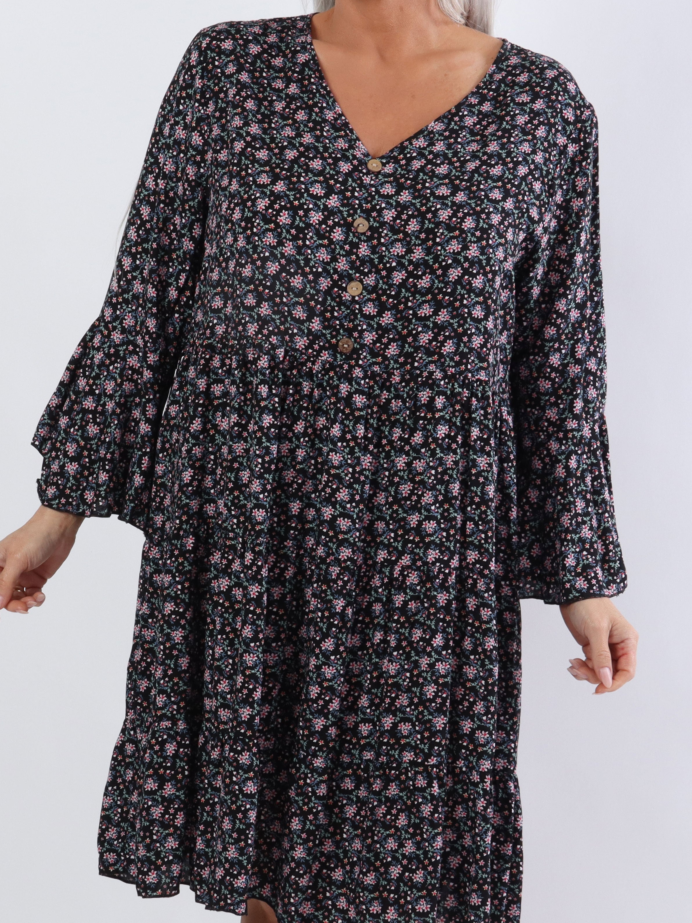 Karla - Plus size blomsterkjole i bomuld med knapper